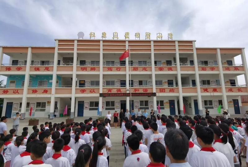 在工信部定点扶贫的汝阳县，县领导和学会志愿者共同启动开班仪式.jpg