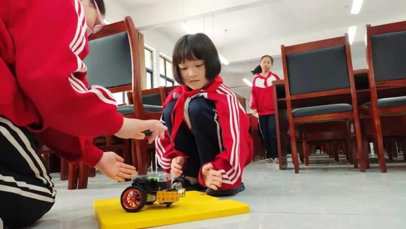 南召县丹霞实验学校的学生兴致勃勃地体验机器人小车.jpg