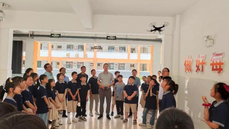 在洛宁县马店民盟烛光小学的无人机飞行体验.jpg