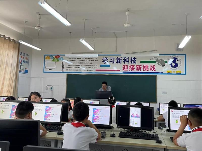 在南召县马市坪乡中心小学的软件编程课堂.jpg